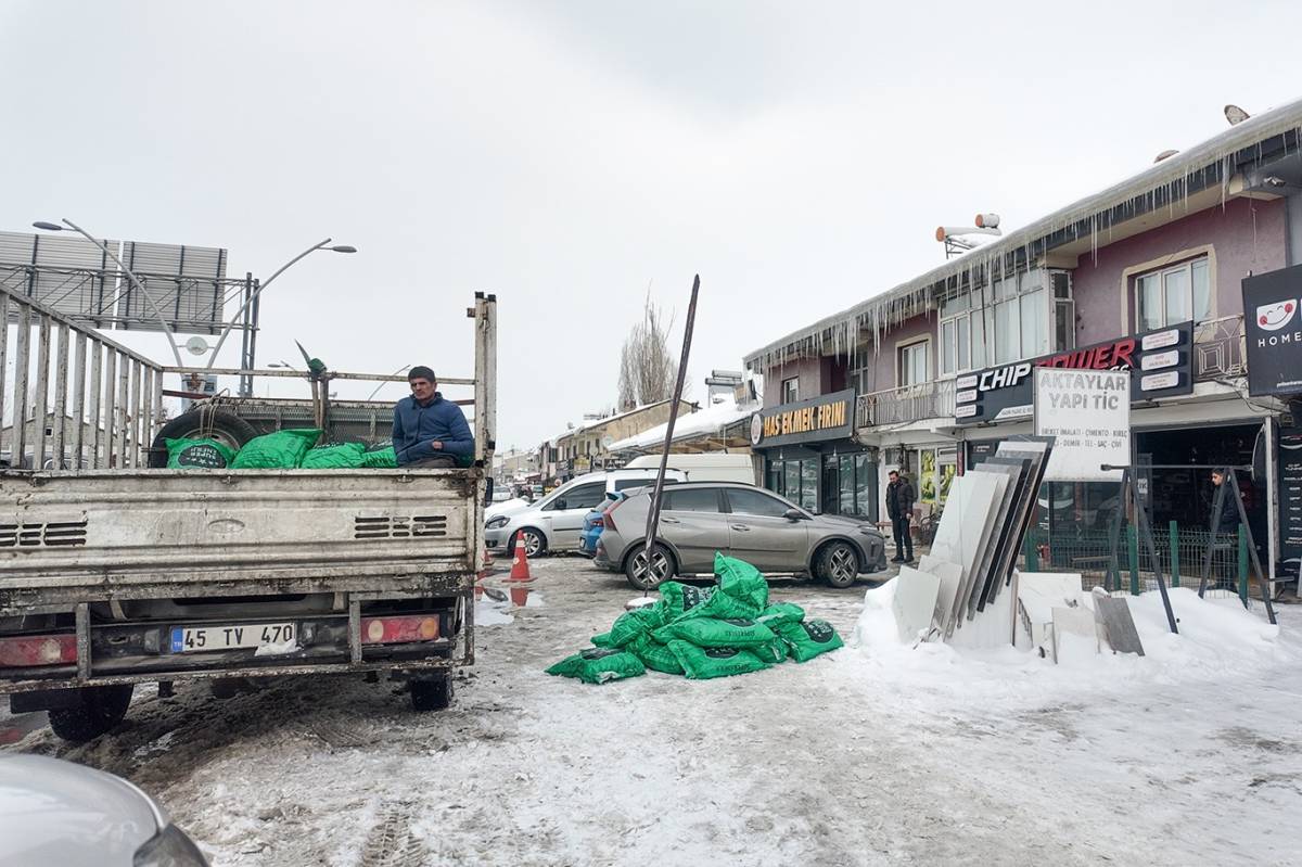 Ağrı’da Umut Kervanı’ndan 80 aileye 40 ton kömür desteği