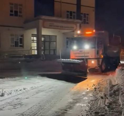 Erciş Belediyesi’nden Okul Bahçelerinde Kar Temizliği