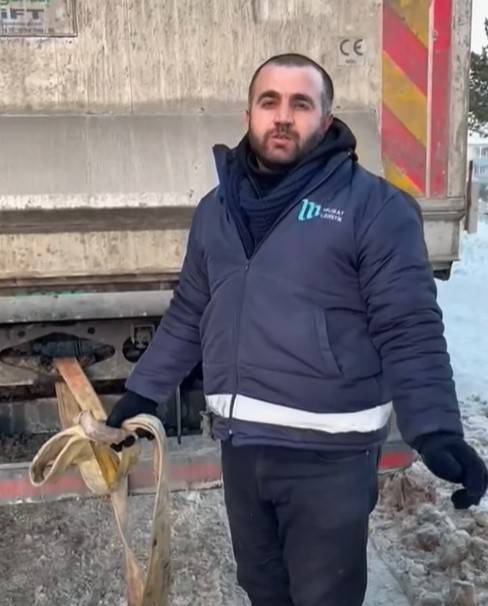 Yolda Kalan Tır, Erciş Belediyesi Ekiplerince Kurtarıldı