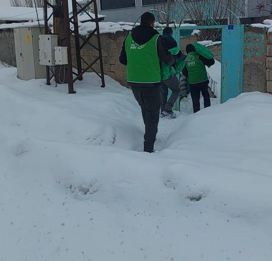 Ağrı İhh İhtiyaç Sahiplerine 135 Ton Kömür Yardımı