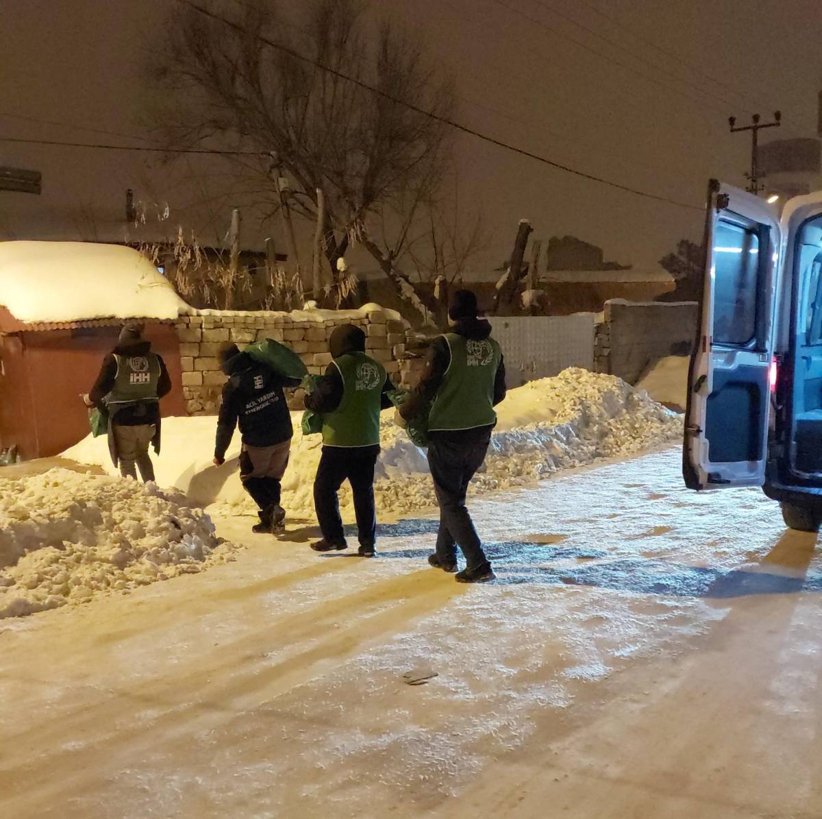 Ağrı İhh İhtiyaç Sahiplerine 135 Ton Kömür Yardımı