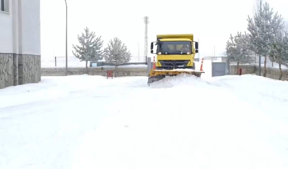 Ağrı’da okullarda kar temizleme çalışmaları tamamlandı