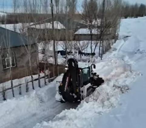 Erciş’te Kırsal Mahalle Yollarında Kar Küreme Çalışmaları Sürüyor