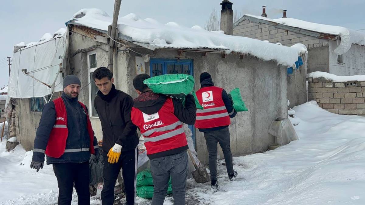Ağrı’da Kızılay’dan 63 aileye 25 ton kömür yardımı