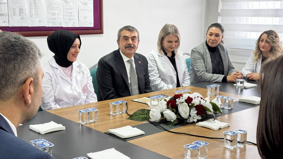 Bakan Tekin Ağrı’da Öğrencilerin Karne Sevincine Ortak Oldu