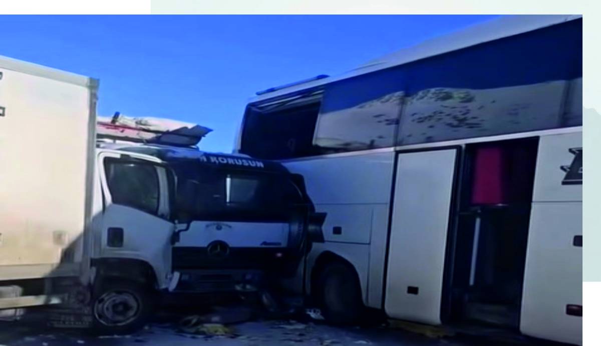 Erciş firmasına ait bir yolcu otobüsü kaza yaptı