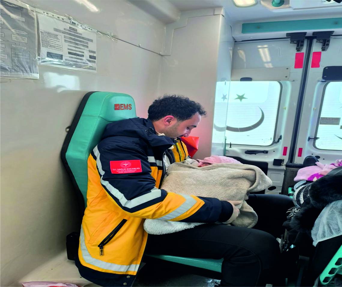 Ağrı’da sağlık ekipleri mezrada doğuma yetişti