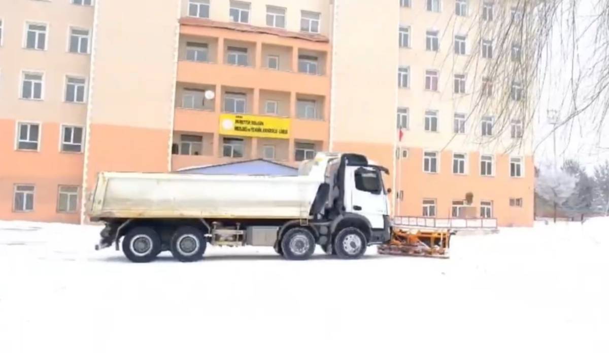Ağrı’da okullarda kar temizleme çalışmaları tamamlandı