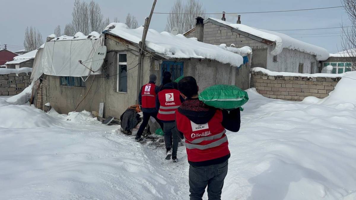 Ağrı’da Kızılay’dan 63 aileye 25 ton kömür yardımı