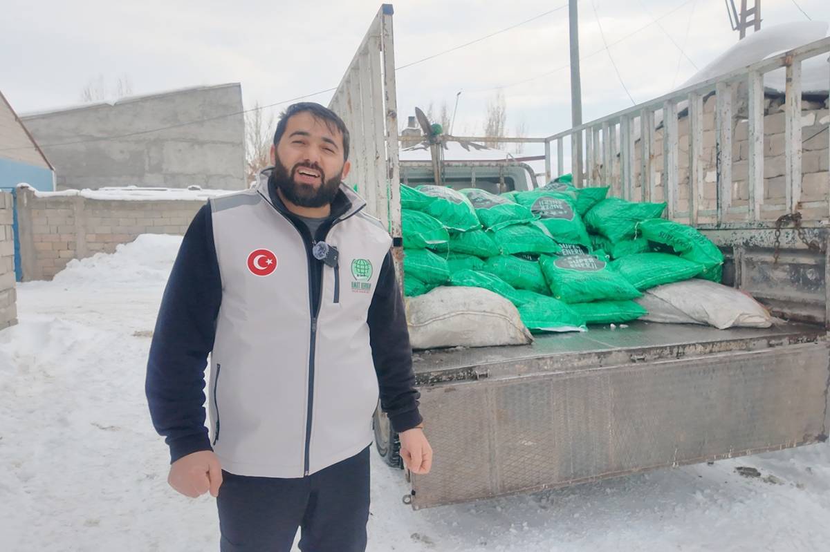 Ağrı’da Umut Kervanı’ndan 80 aileye 40 ton kömür desteği