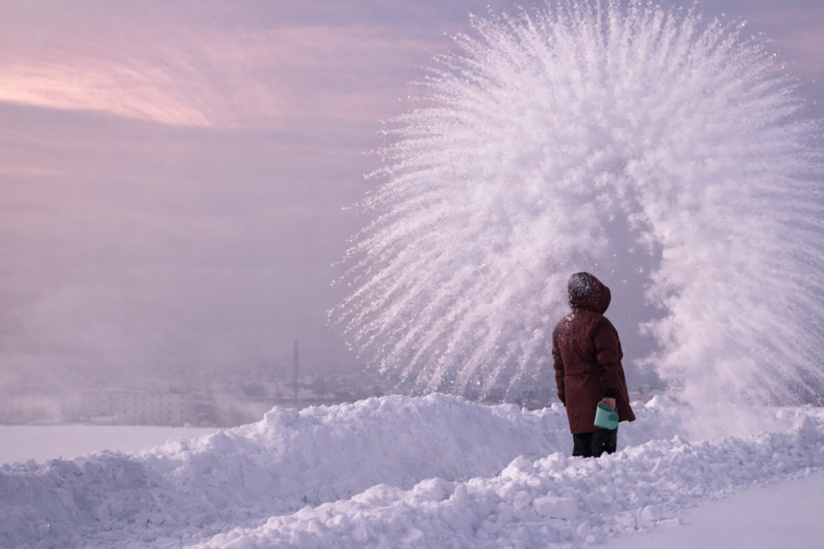 Ağrı’da eksi 24 derecede sıcak su havada dondu