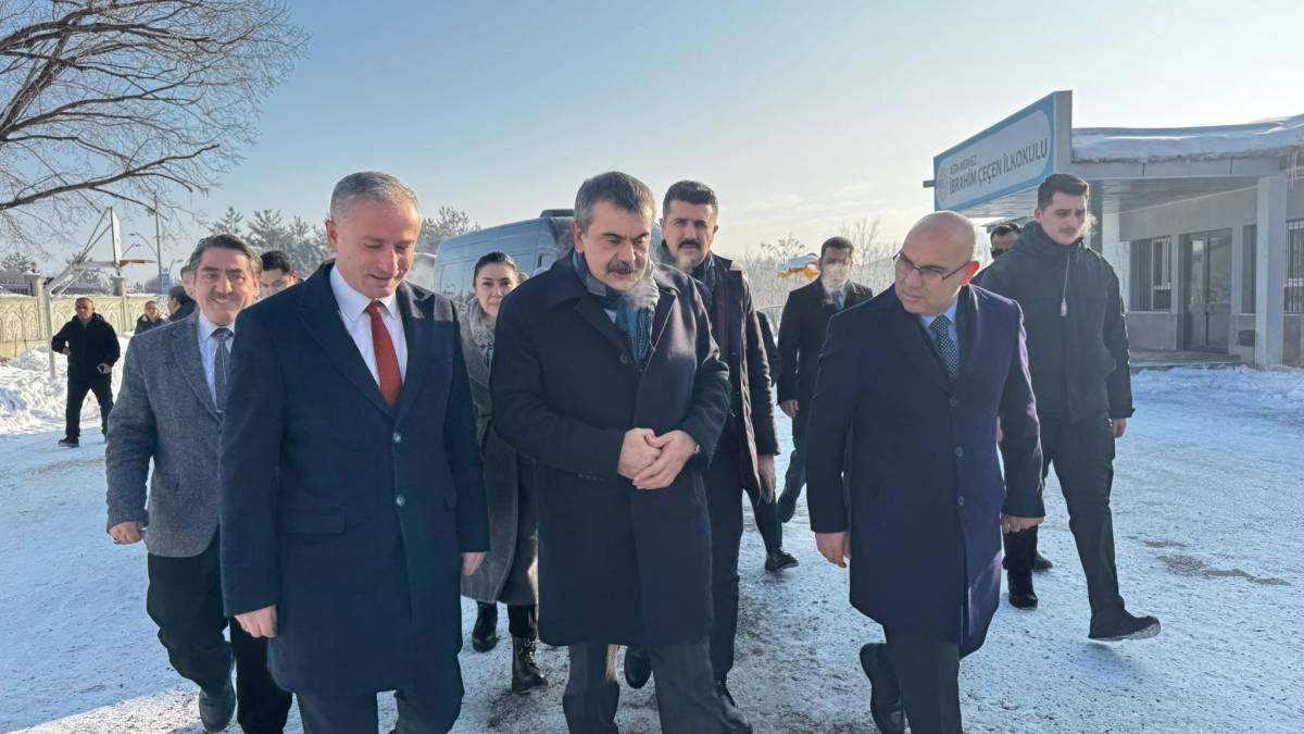 Bakan Tekin Ağrı’da Öğrencilerin Karne Sevincine Ortak Oldu