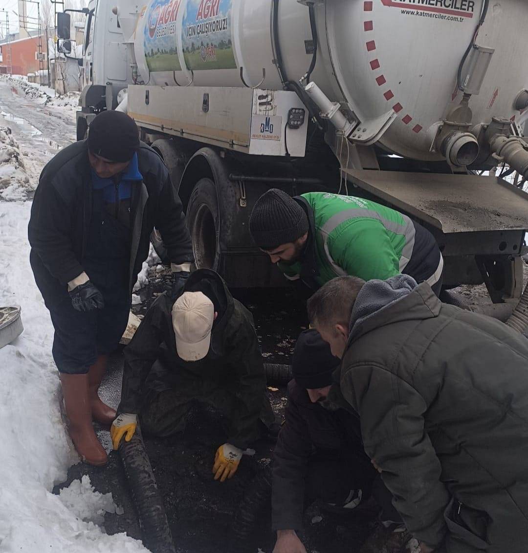 Ağrı’daki Dondurucu Soğuklara Rağmen Ekipler Sahada