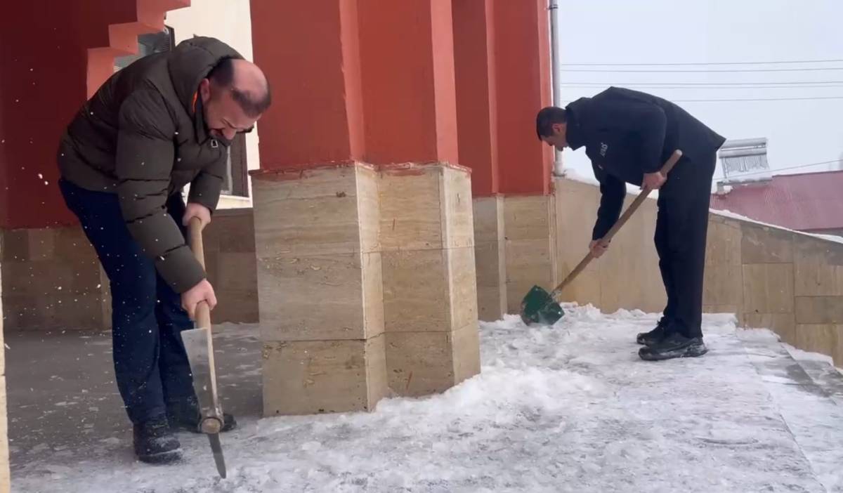 Ağrı’da okullarda kar temizleme çalışmaları tamamlandı