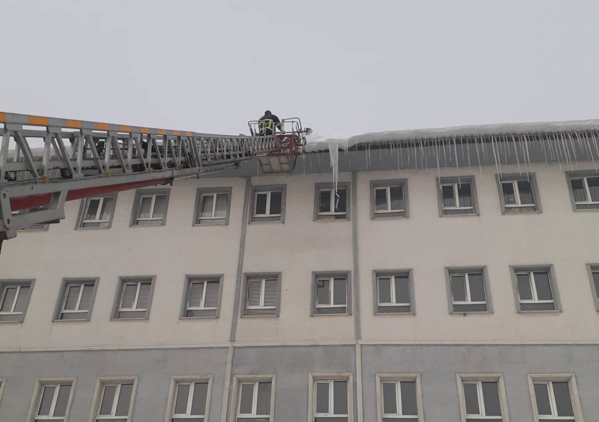 Ağrı’da okul ve cami saçaklarındaki buzlar temizlendi