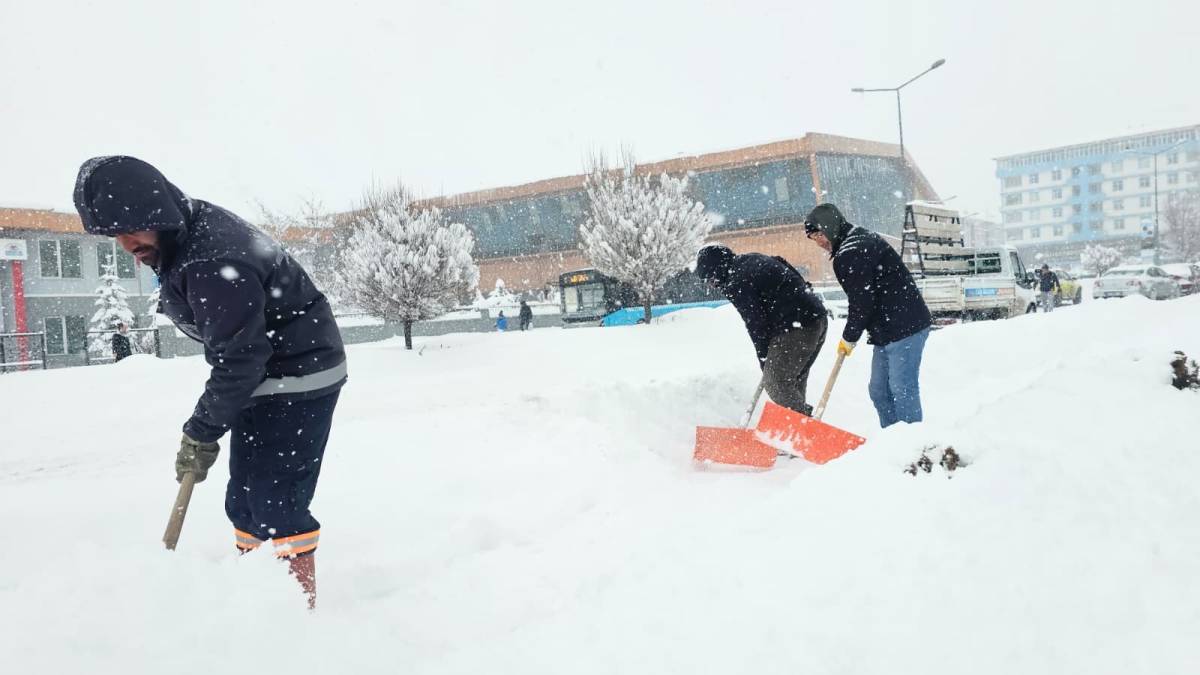 Ağrı’da Yoğun Kar Yağışına Karşı Ekipler Sahada