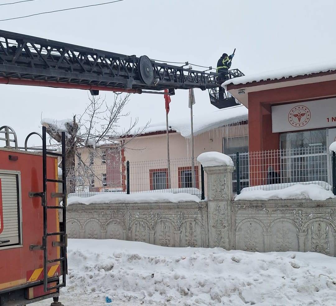 Ağrı’da okul ve cami saçaklarındaki buzlar temizlendi