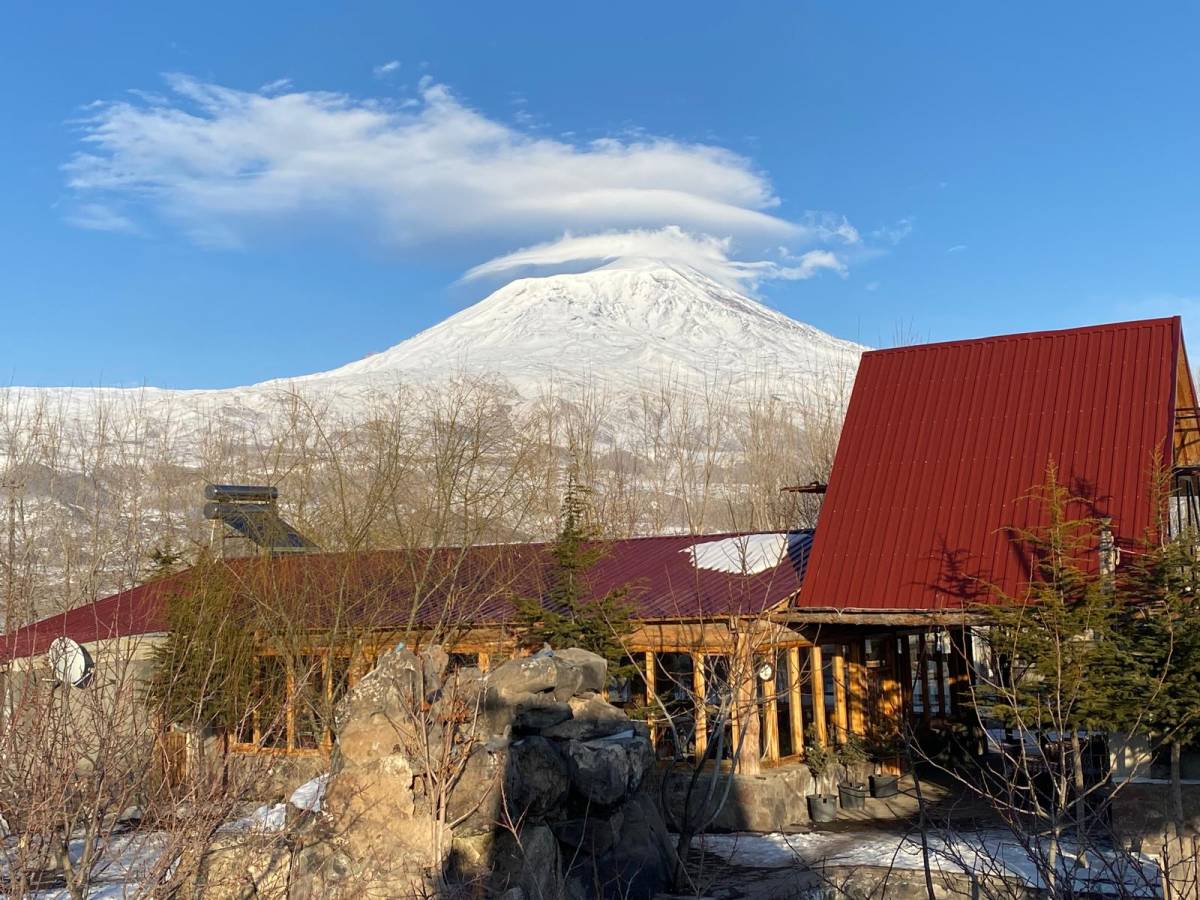 Beyaz gelinlikli Ağrı Dağı’na şapka yakıştı