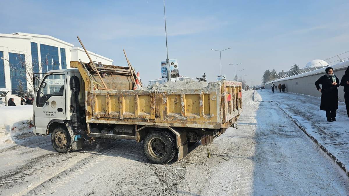 Ağrı’da Karla Mücadele Çalışmaları Hız Kesmeden Sürüyor