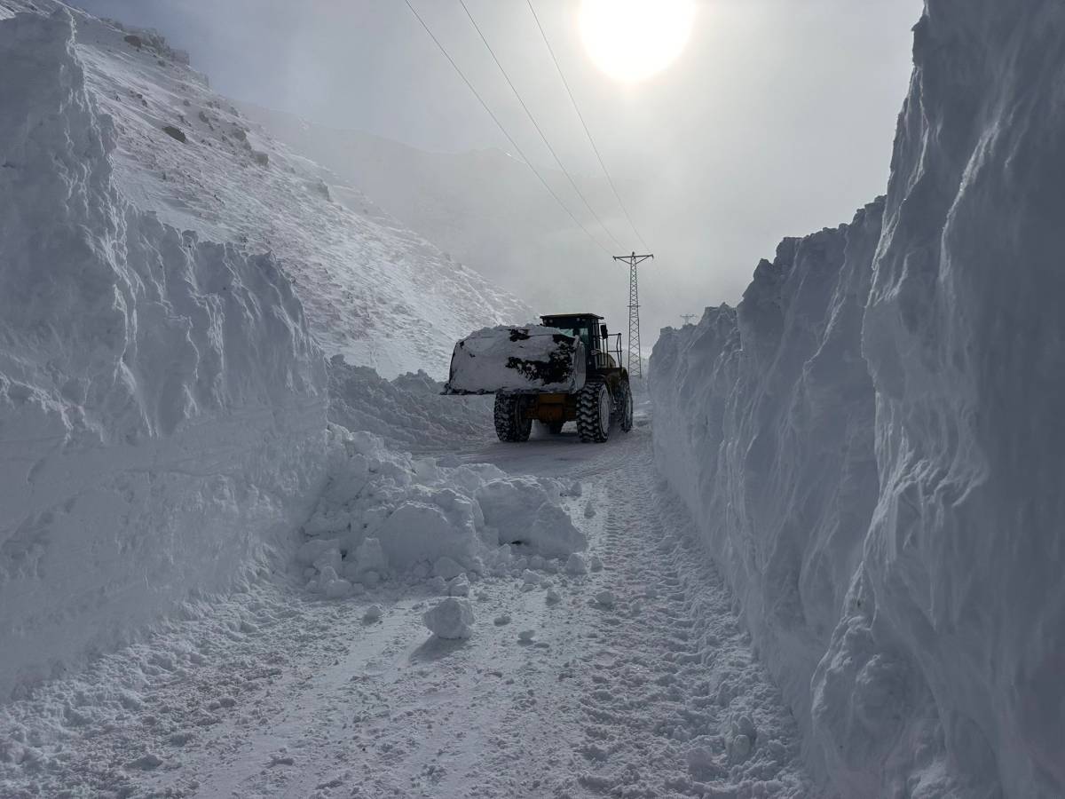 Eleşkirt’te çığ engeli İlçe Özel İdaresi ekiplerince kaldırıldı