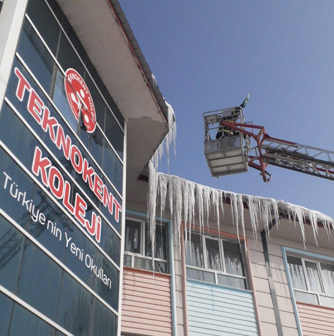 Ağrı’da okul ve cami saçaklarındaki buzlar temizlendi