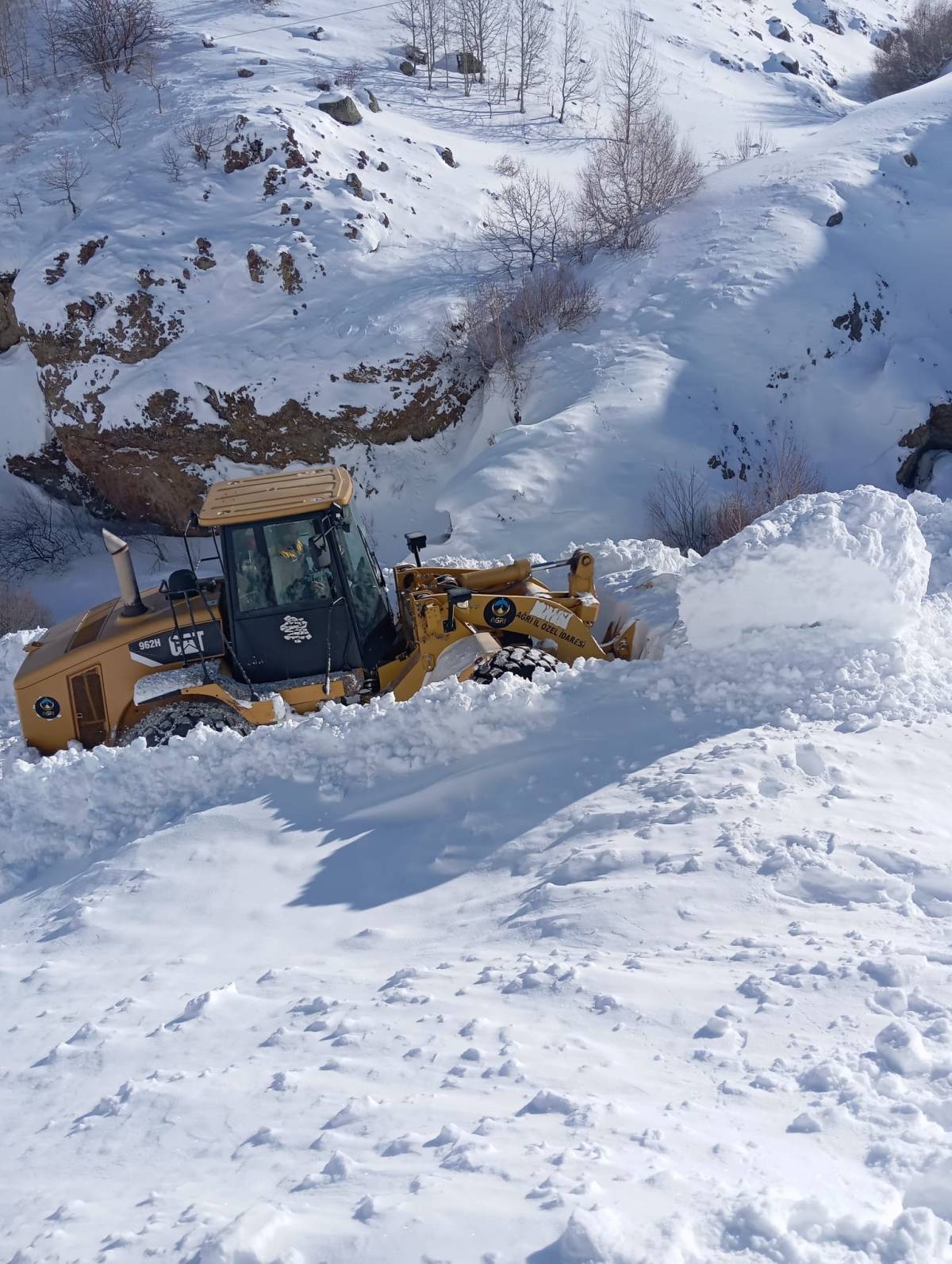 Eleşkirt’te Çığa Rağmen Köy Yolları Açıldı