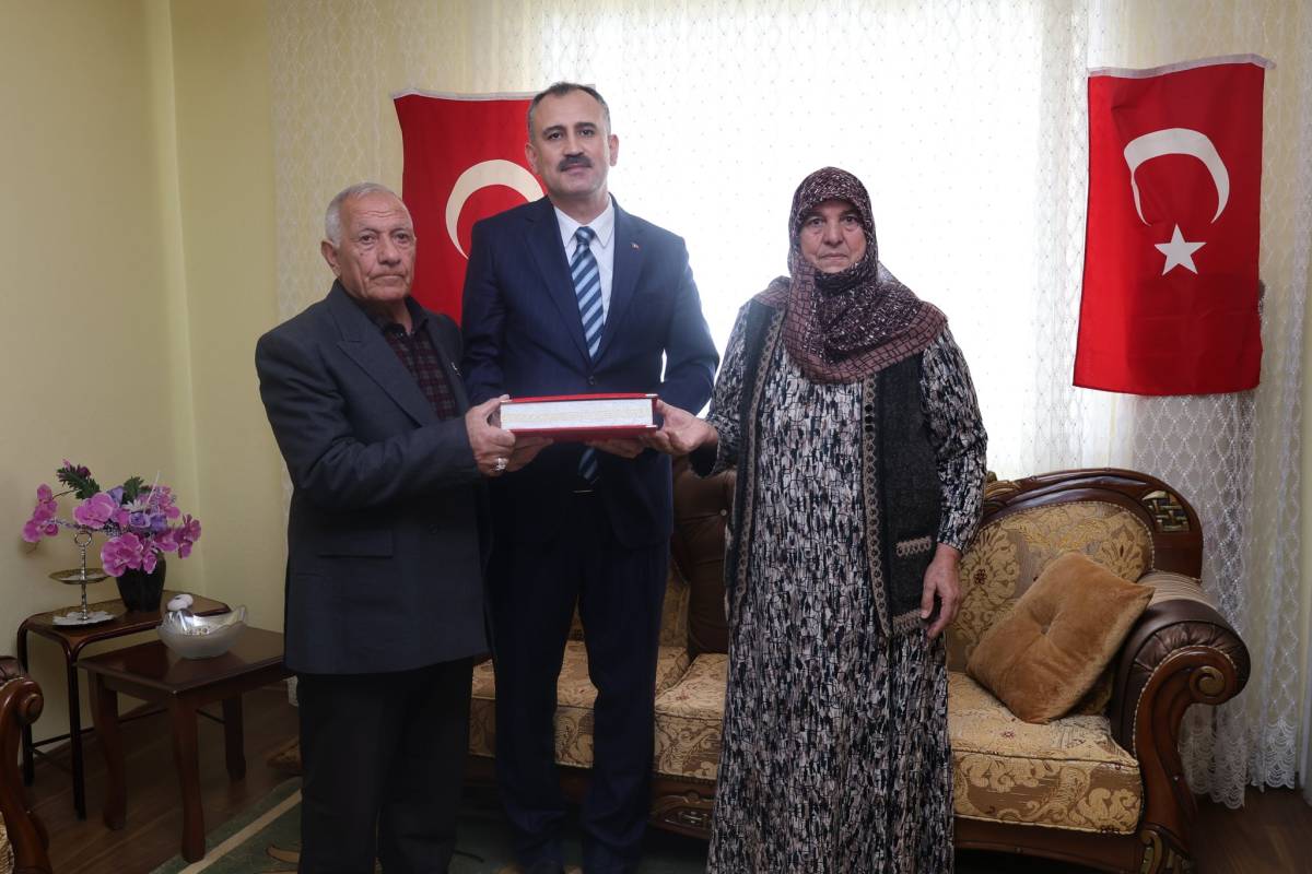 Vali Bozkurt, görevinin ilk gününde şehitlerimizi rahmetle andı