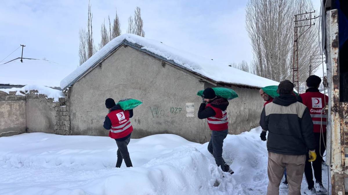 Ağrı’da Kızılay’dan 63 aileye 25 ton kömür yardımı