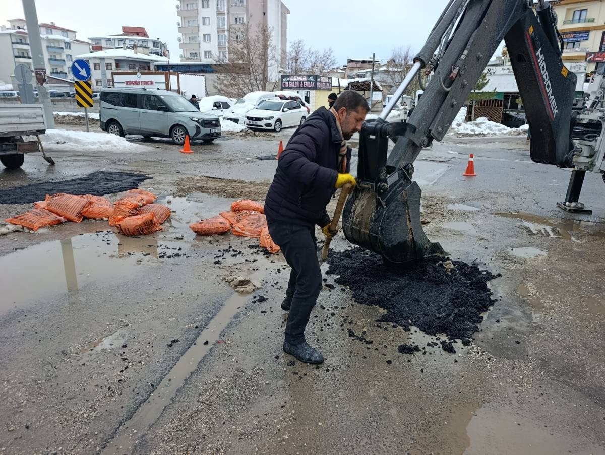 Tekevler Caddesi’nde Kar Temizliği ve Asfalt Yama Çalışmaları Bir Arada