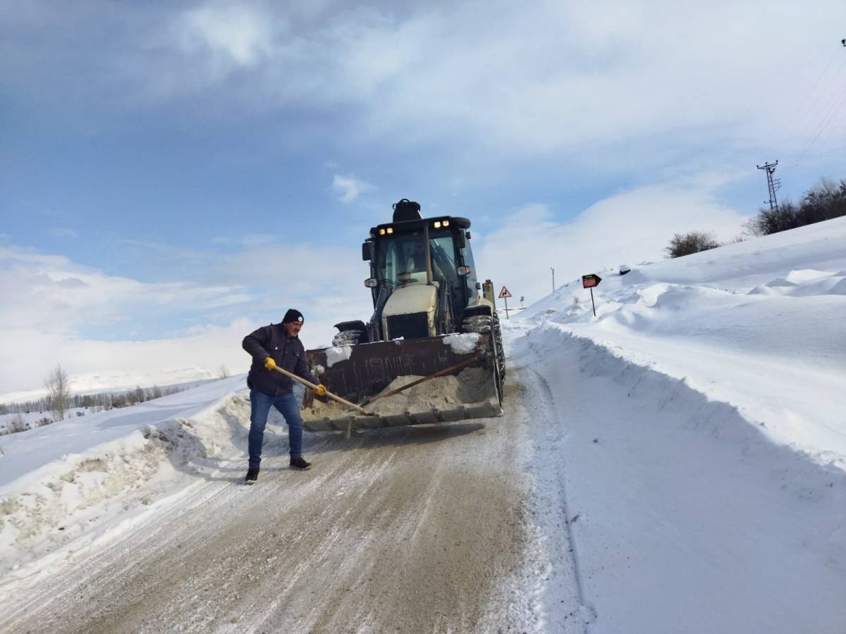 Erciş Belediyesi’nden Ağyol Tepesi’nde Tuzlama Çalışması