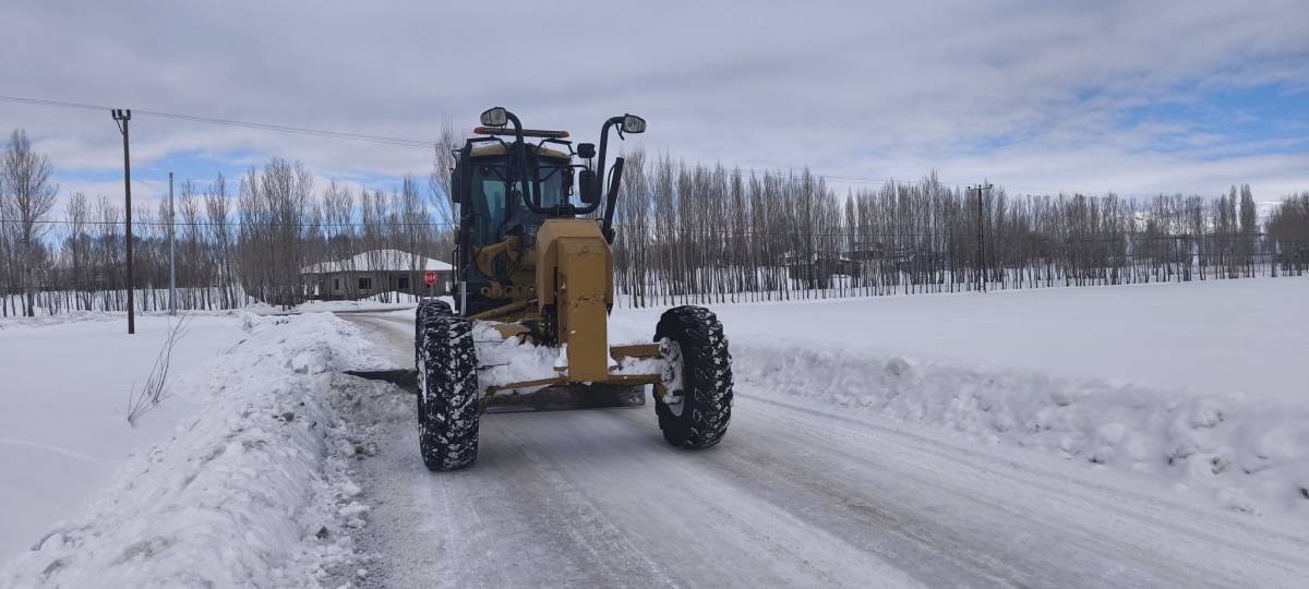 Erciş Belediyesi Ekipleri Kırsal Mahallelerde Kar Küreme Çalışmalarını Sürdürüyor
