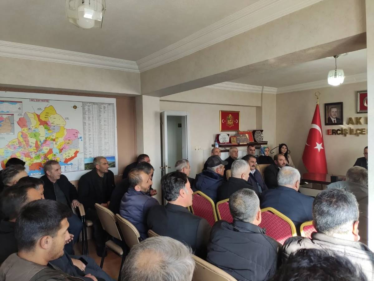 AK Parti Erciş Teşkilatı Mahalle Başkanlarıyla İstişare Toplantısı Yaptı
