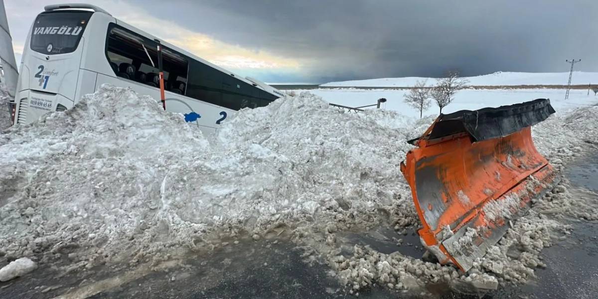 Van- Erciş Kara Yolunda Kaza;11 yaralı