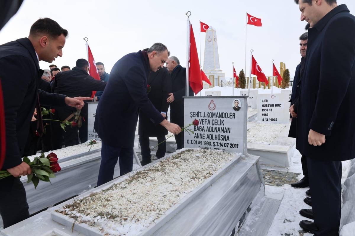 Vali Bozkurt, görevinin ilk gününde şehitlerimizi rahmetle andı
