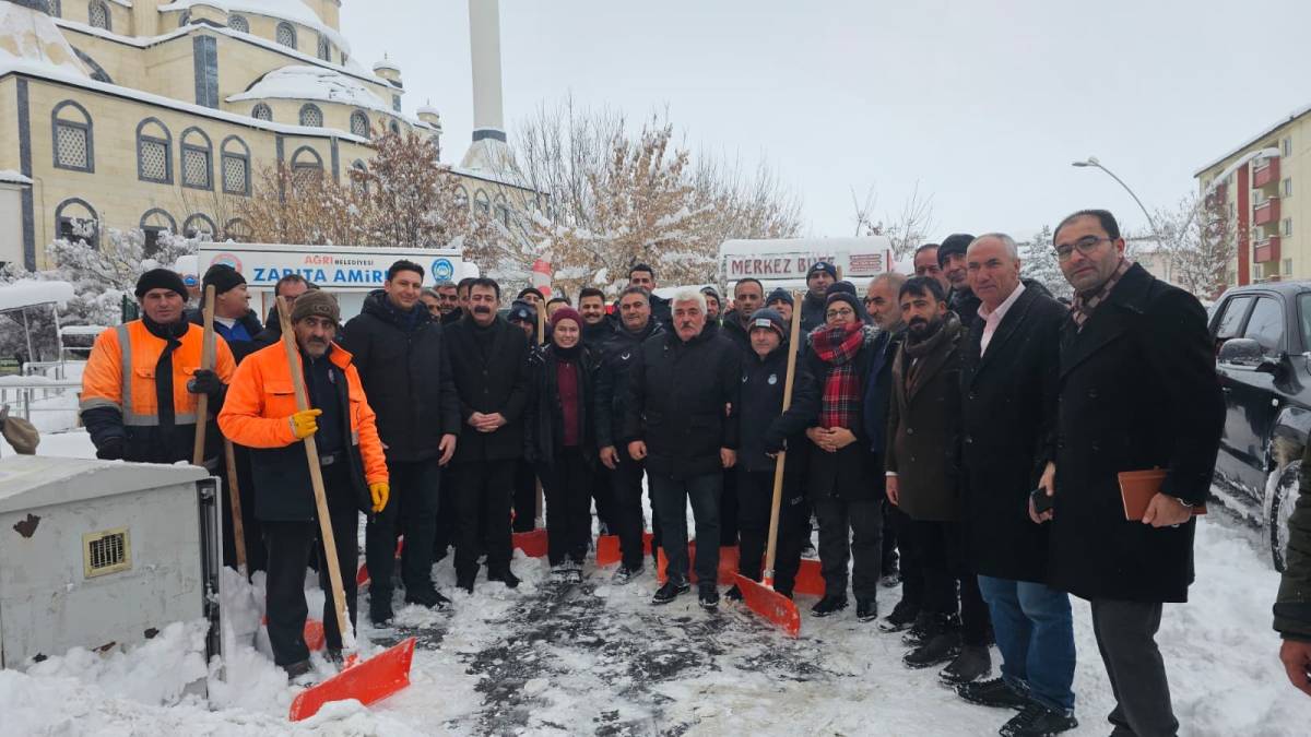 Ağrı’da Yoğun Kar Yağışına Karşı Ekipler Sahada