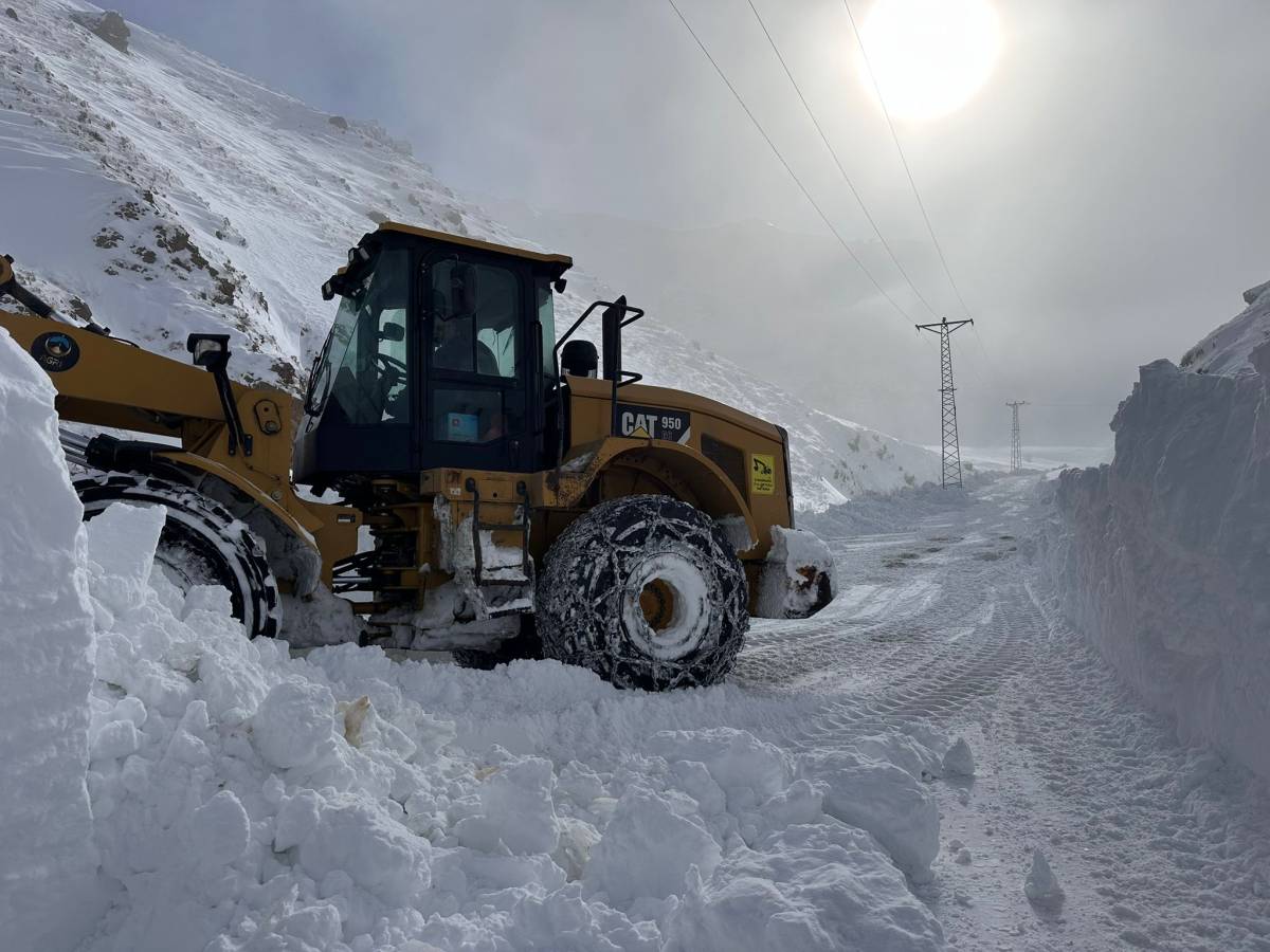Eleşkirt’te çığ engeli İlçe Özel İdaresi ekiplerince kaldırıldı