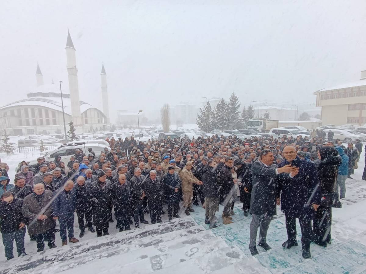 Ağrılılar, Vali Koç’u Gözyaşlarıyla Uğurladı