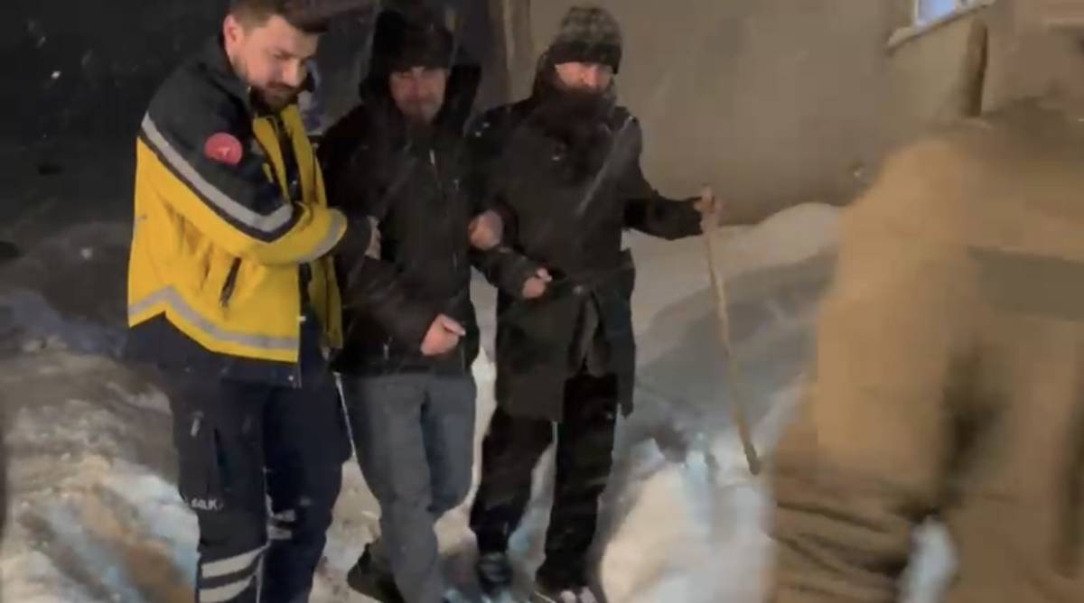 Yolların kapalı olduğu köyde hasta 112 ekiplerince hastaneye ulaştırıldı