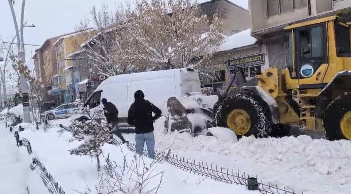 Taşlıçay’da Kar Engeline Kepçe Müdahalesi