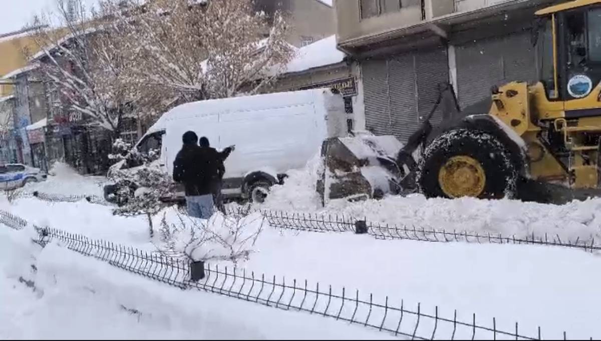 Taşlıçay’da Kar Engeline Kepçe Müdahalesi