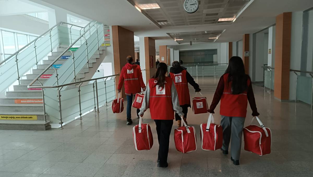 Ağrı’da yeni yılın ilk gününde minik yüreklere hediye