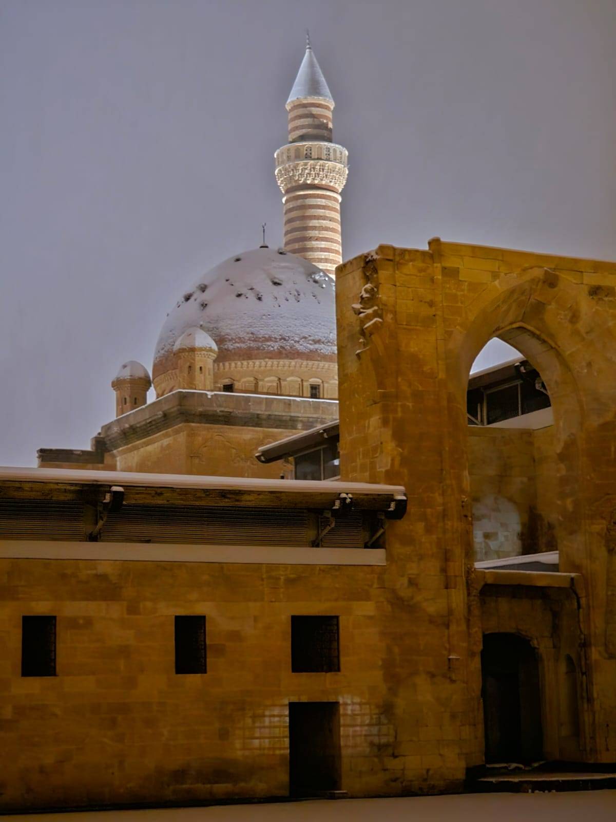 İshak Paşa Sarayı Kar ve Geceyle Görsel Şölene Dönüştü