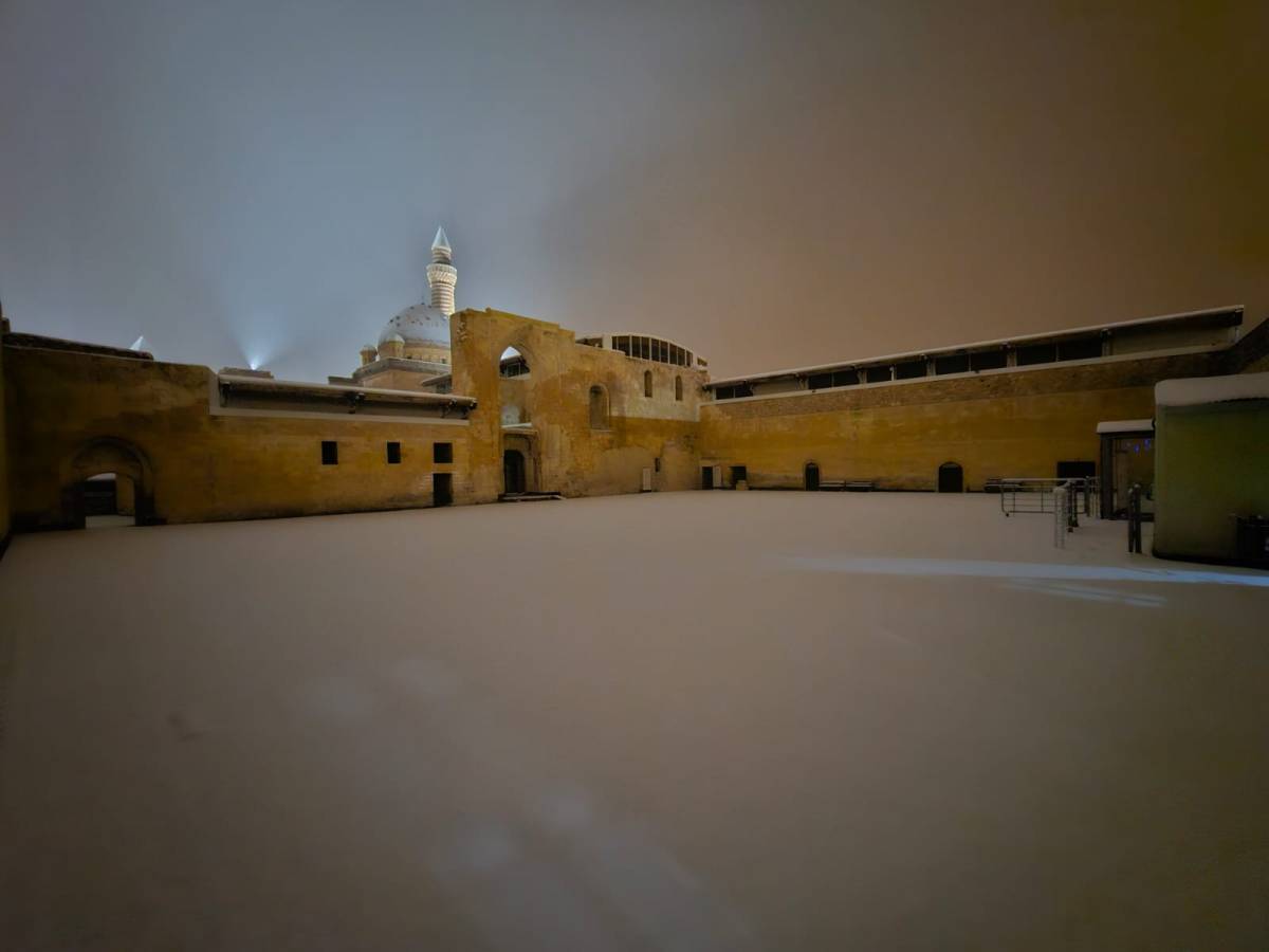 İshak Paşa Sarayı Kar ve Geceyle Görsel Şölene Dönüştü