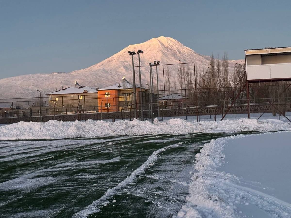 Doğubayazıt’ta Stadyum BAL Maçına Hazır