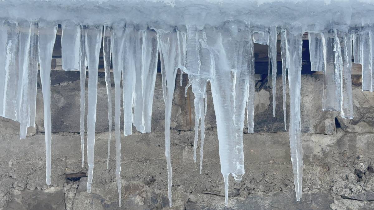 Ağrı’da Buz Sarkıtları Tehlike Saçıyor