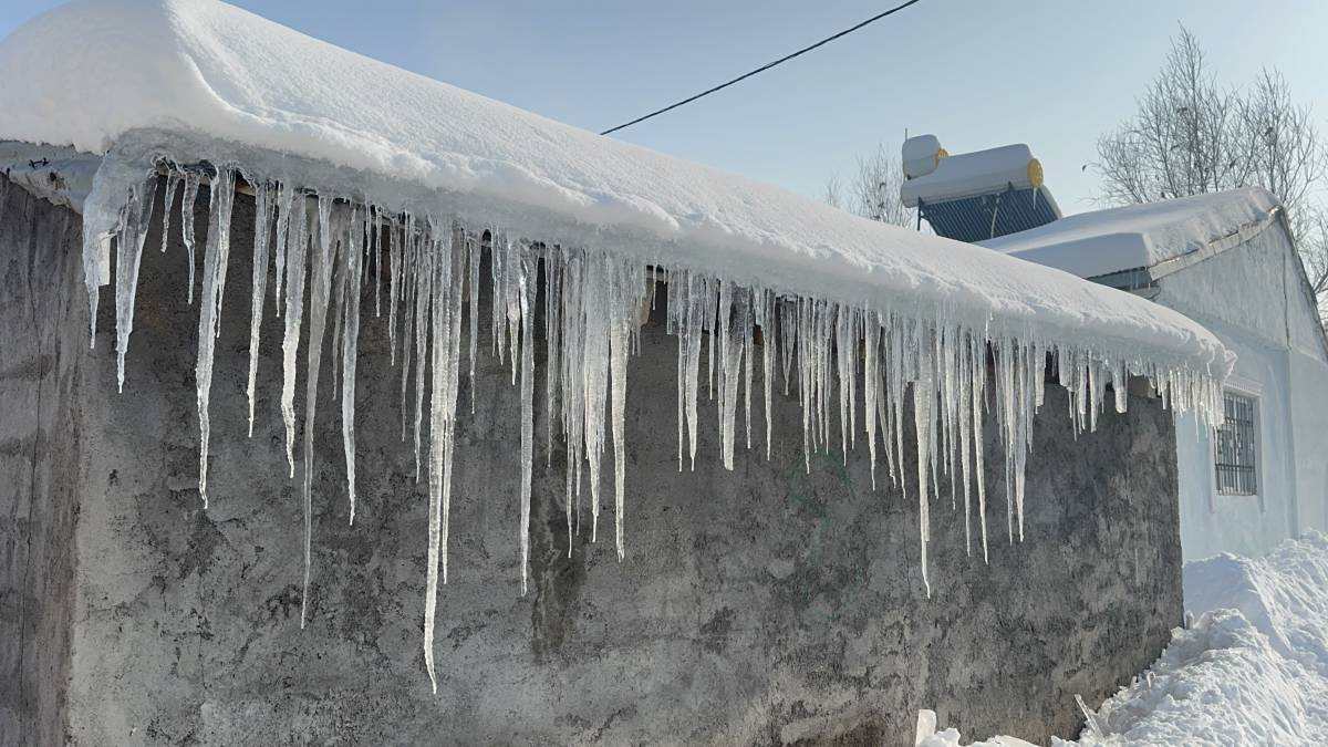 Ağrı’da Buz Sarkıtları Tehlike Saçıyor