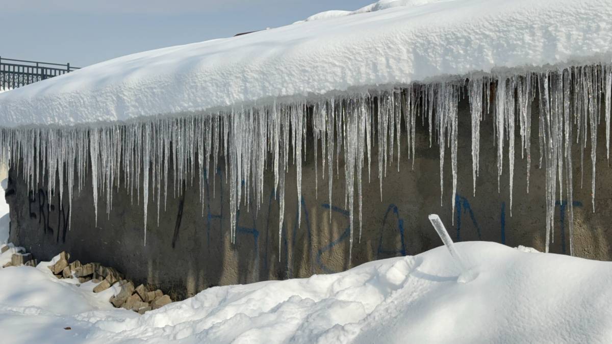 Ağrı’da buz sarkıtları metreleri buldu
