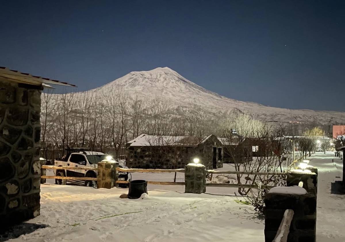 Ağrı Dağı’nın gece ve gündüz karlı görüntüsü mest etti