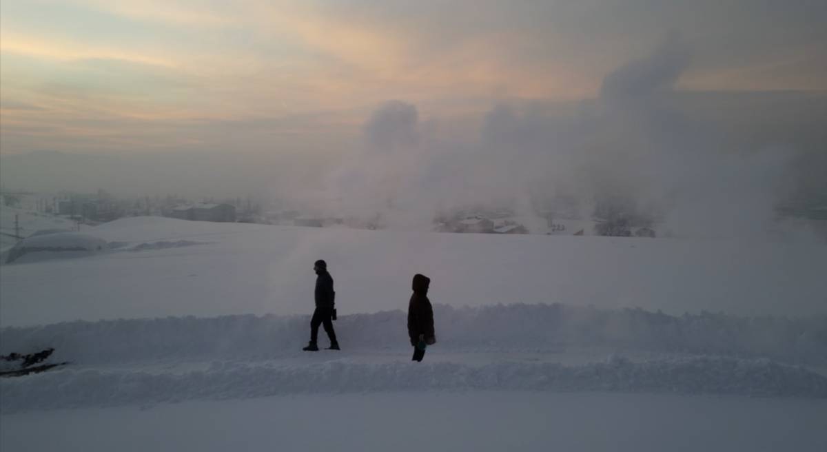 Ağrı’da eksi 24 derecede sıcak su havada dondu