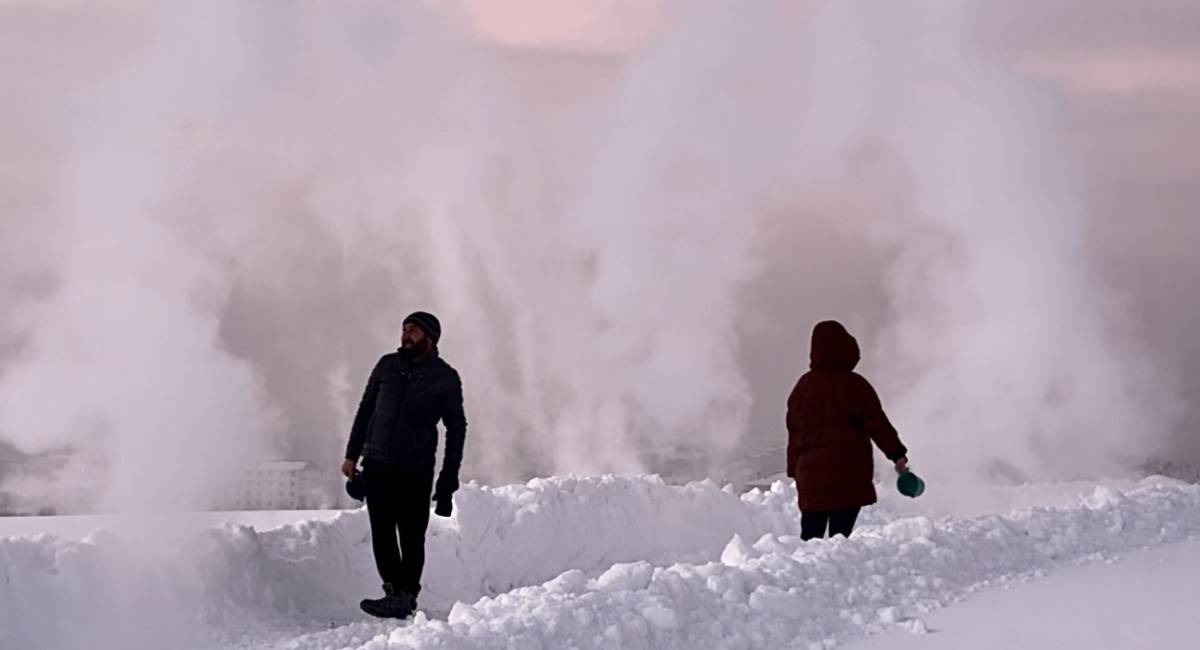 Ağrı’da eksi 24 derecede sıcak su havada dondu